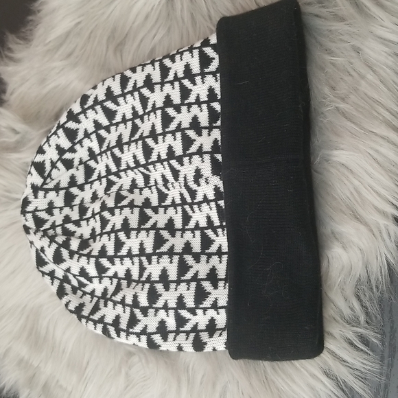 Michael Kors Beanie Hat - Picture 2 of 5